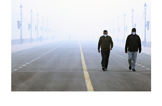 दिल्ली-एनसीआर में गहराया स्मॉग का संकट, धुंध की वजह से विजिबिलिटी हुई शून्य